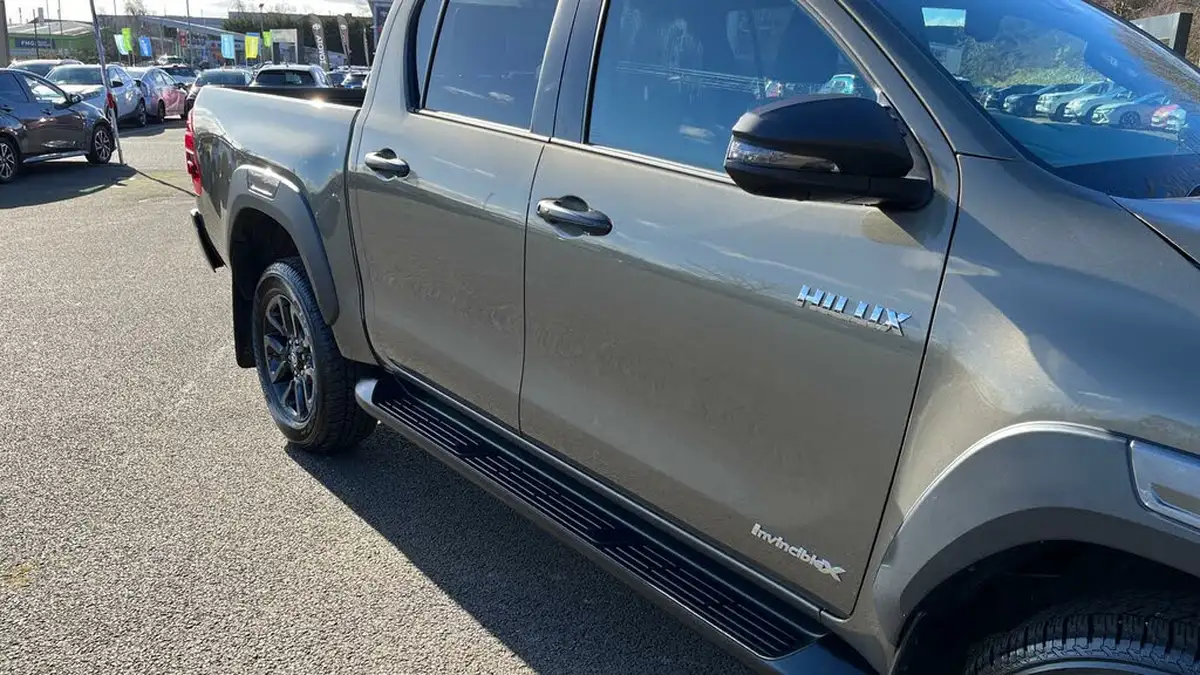 2023-toyota-hi-lux-28d-4d-invincible-x-2754cc-auto-big-39