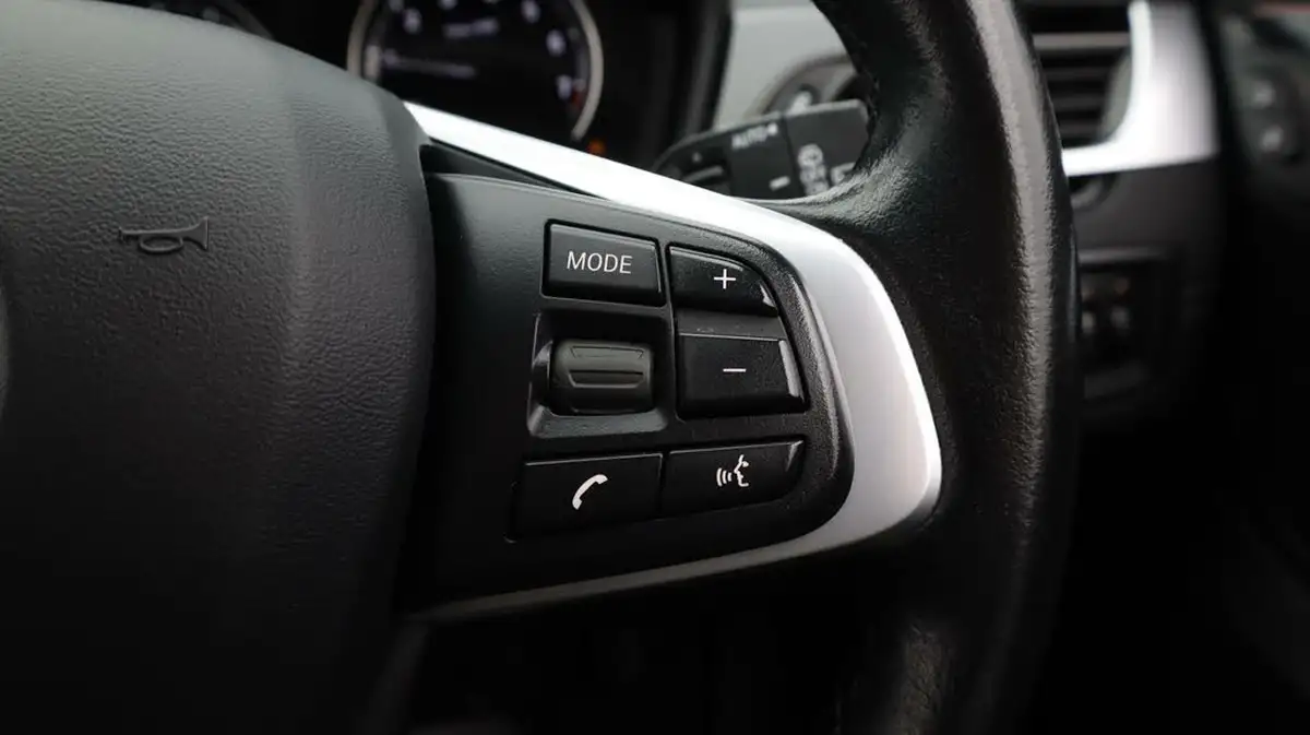 2021-bmw-x1-15-sdrive18i-xline-big-25