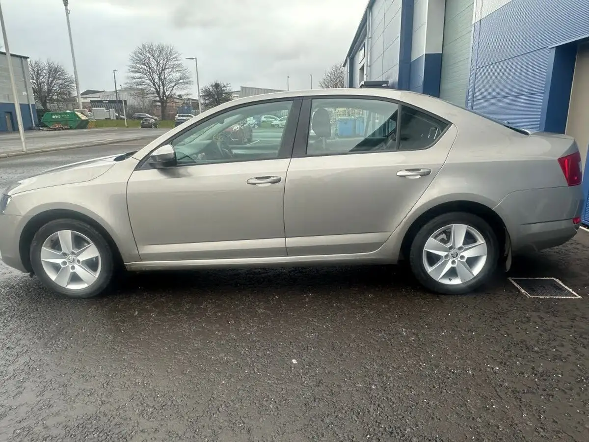 2015-skoda-octavia-16tdi-se-105ps-hatchback-big-10