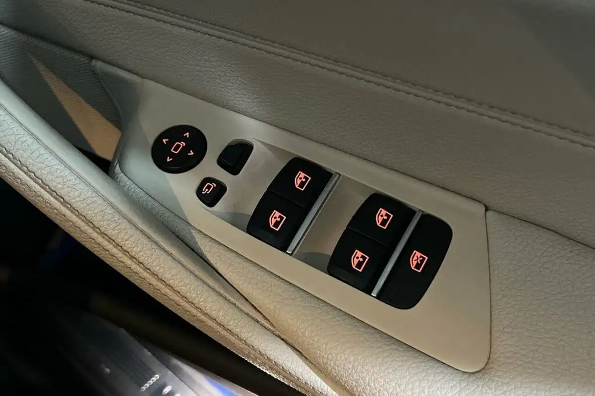 2021-bmw-5-series-20-530e-m-sport-saloon-4d-big-35
