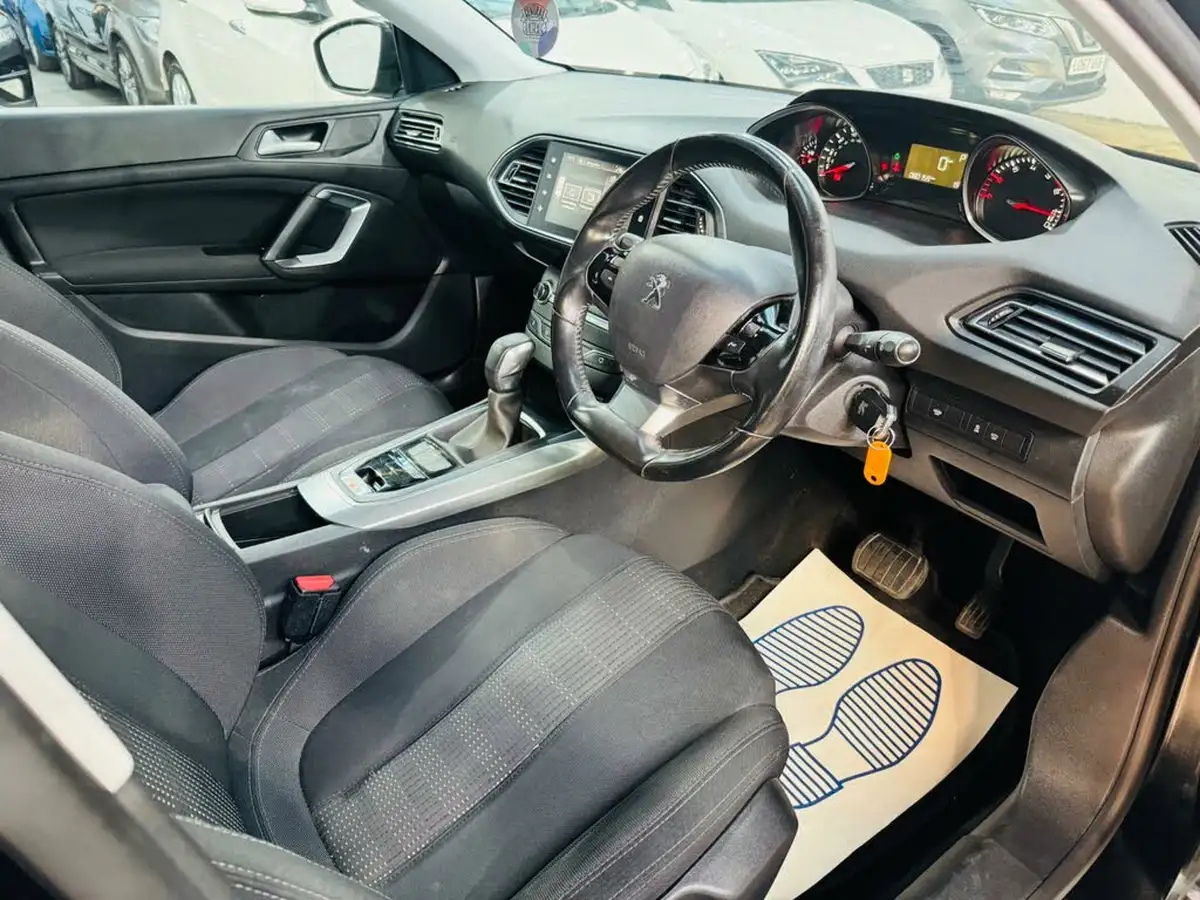 2015-peugeot-308-12-allure-puretech-130bhp-eat6-big-8