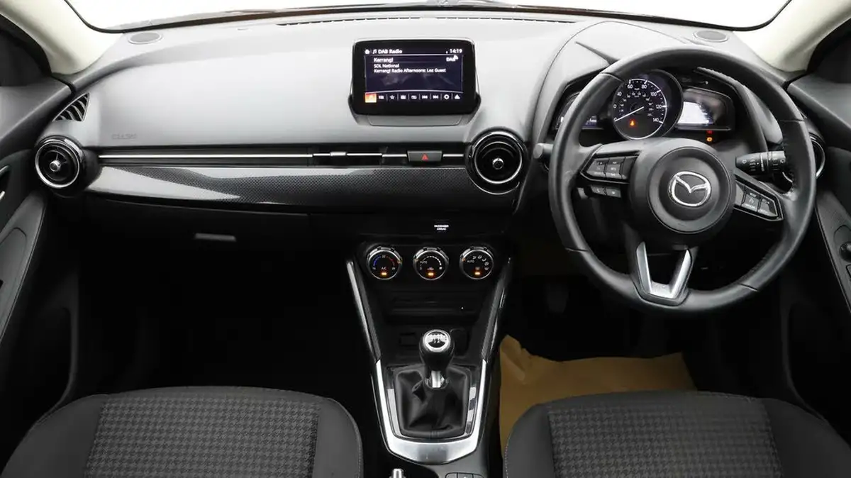 2019-mazda-mazda2-15-se-l-nav-big-12