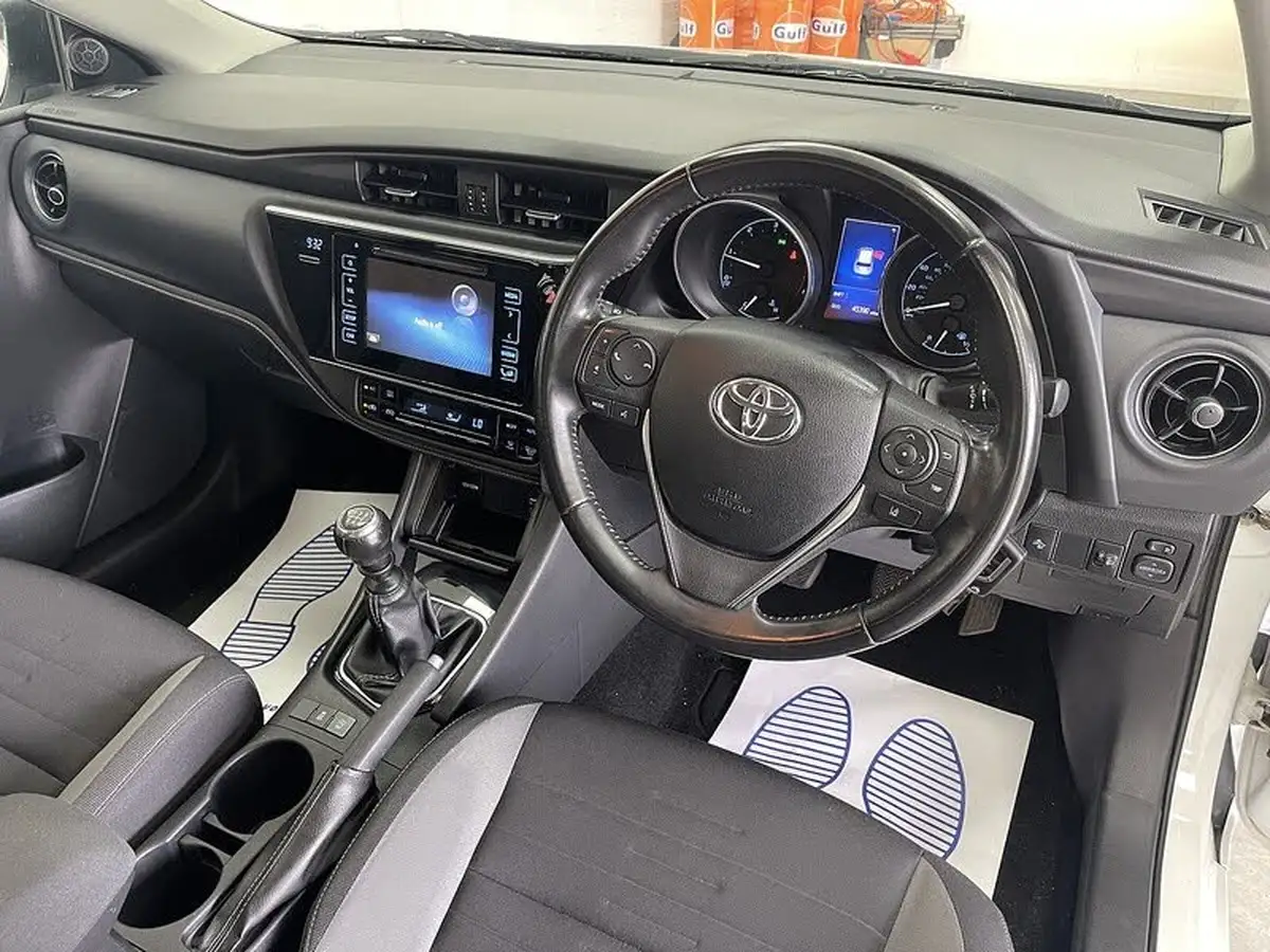 2017-toyota-auris-16d-icon-tss-hatchback-big-9