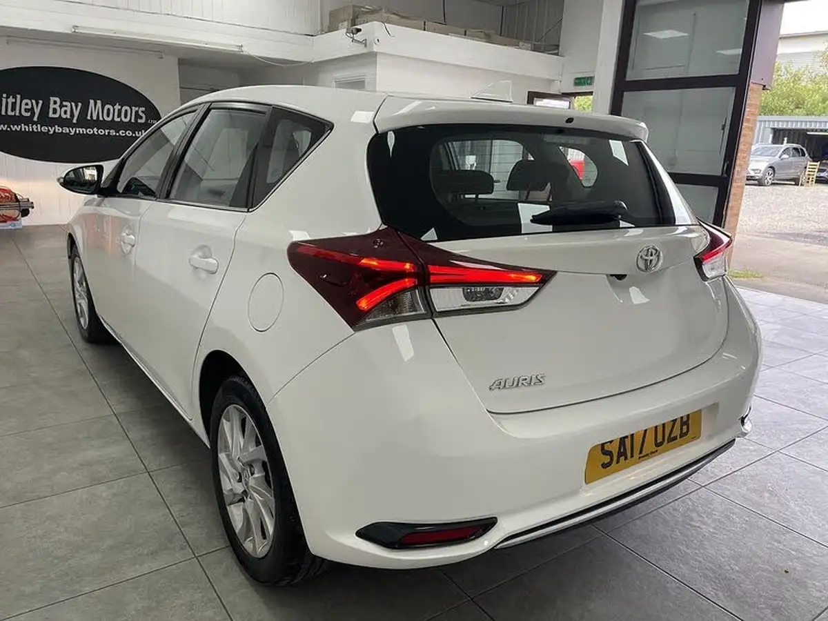 2017-toyota-auris-16d-icon-tss-hatchback-big-5