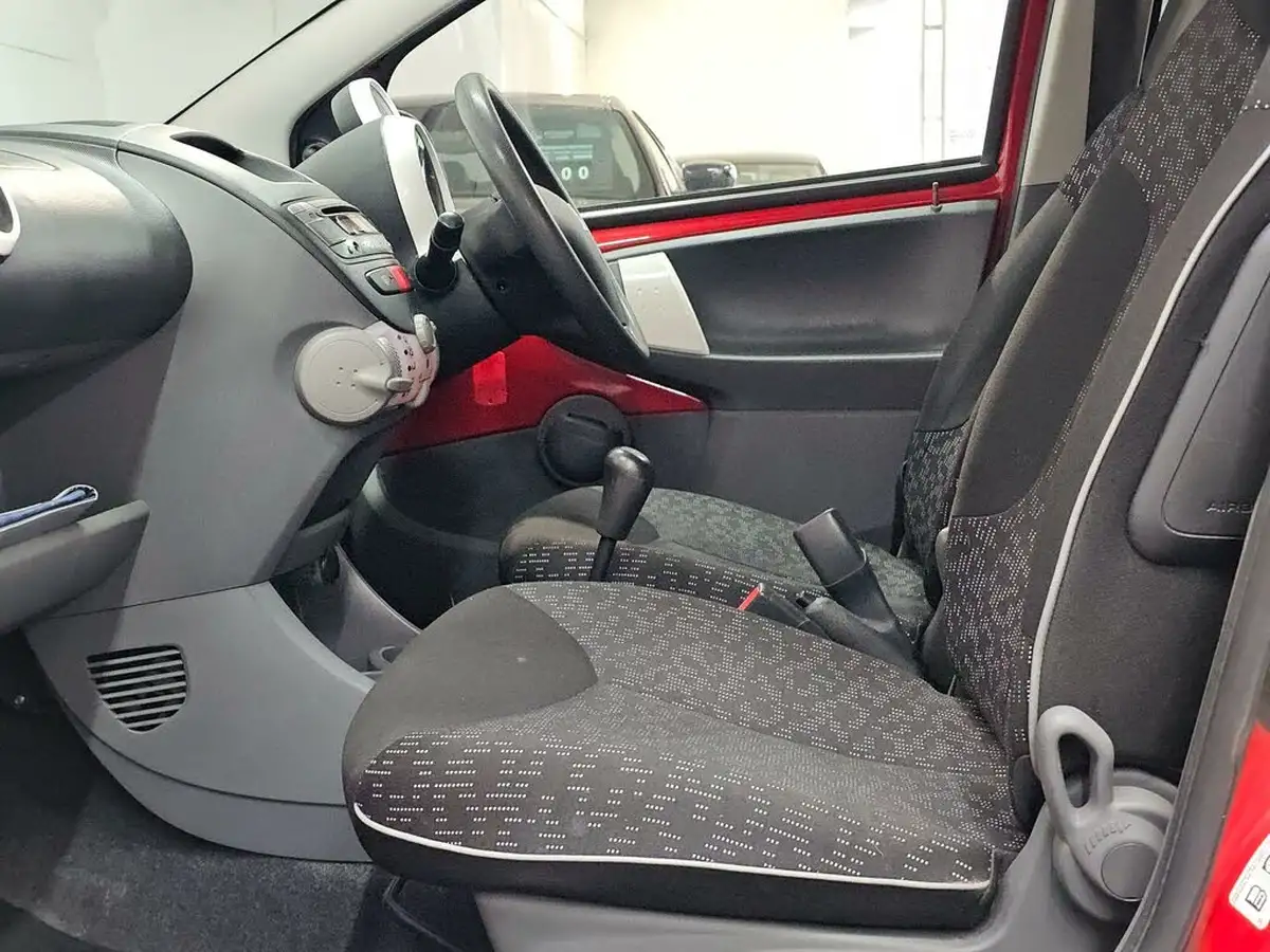 2012-peugeot-107-10-sportium-5d-big-15