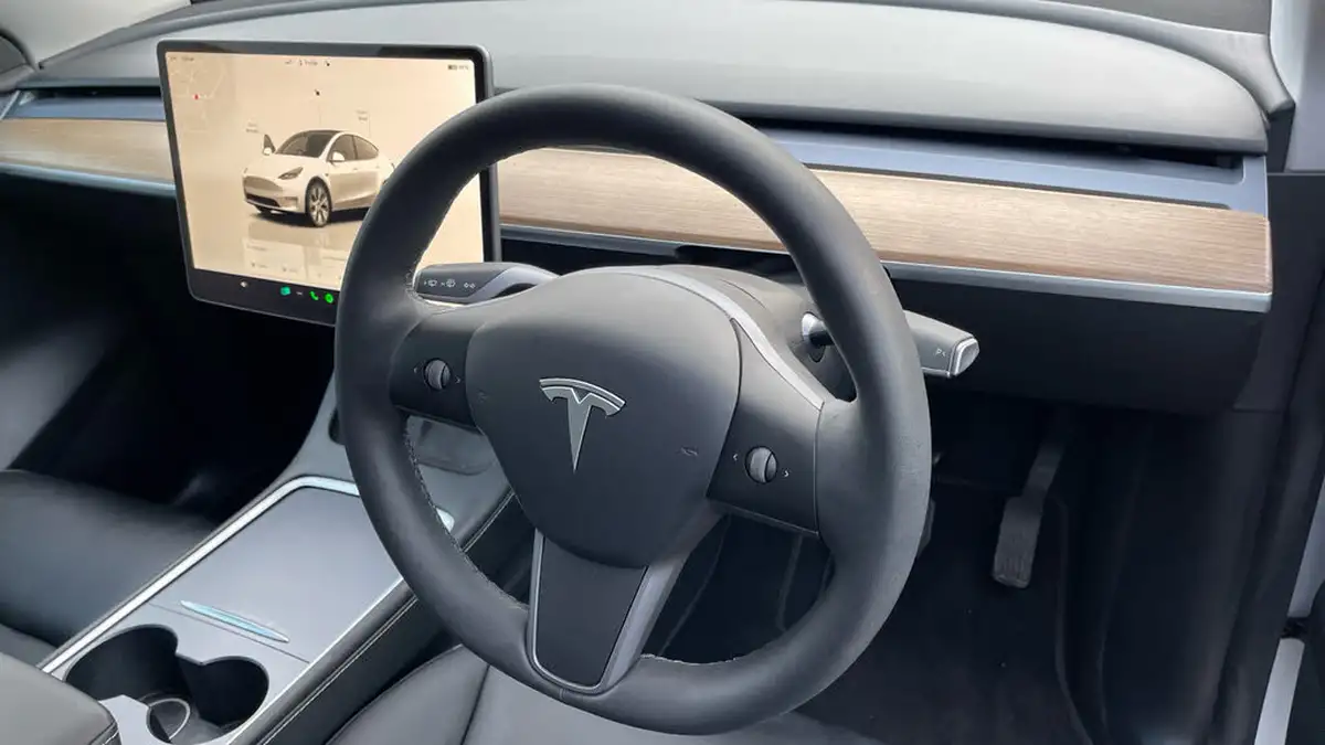 2022-tesla-model-y-e-long-range-big-8