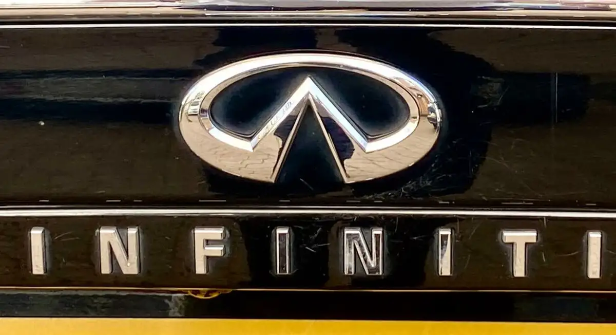 2017-infiniti-q30-16-city-black-big-11