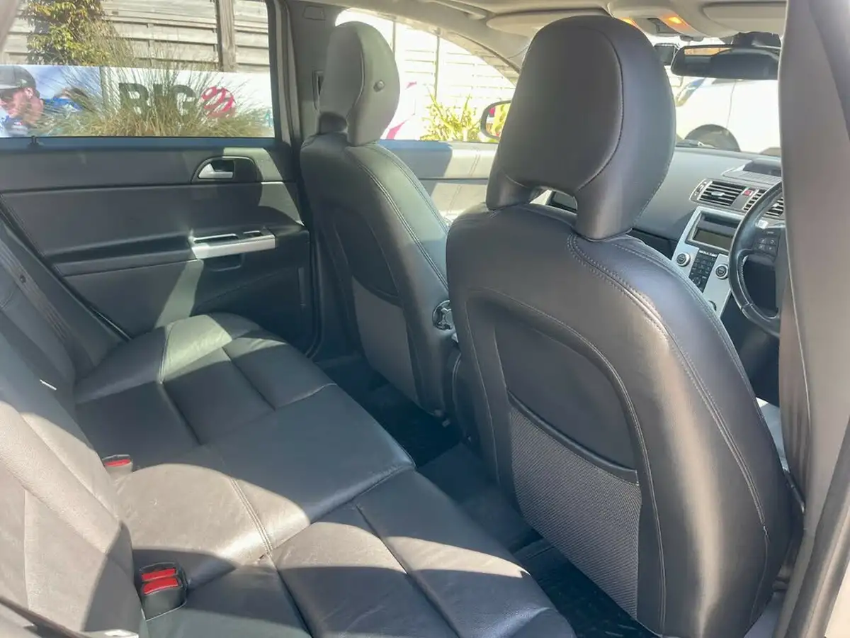 2011-volvo-v50-big-19