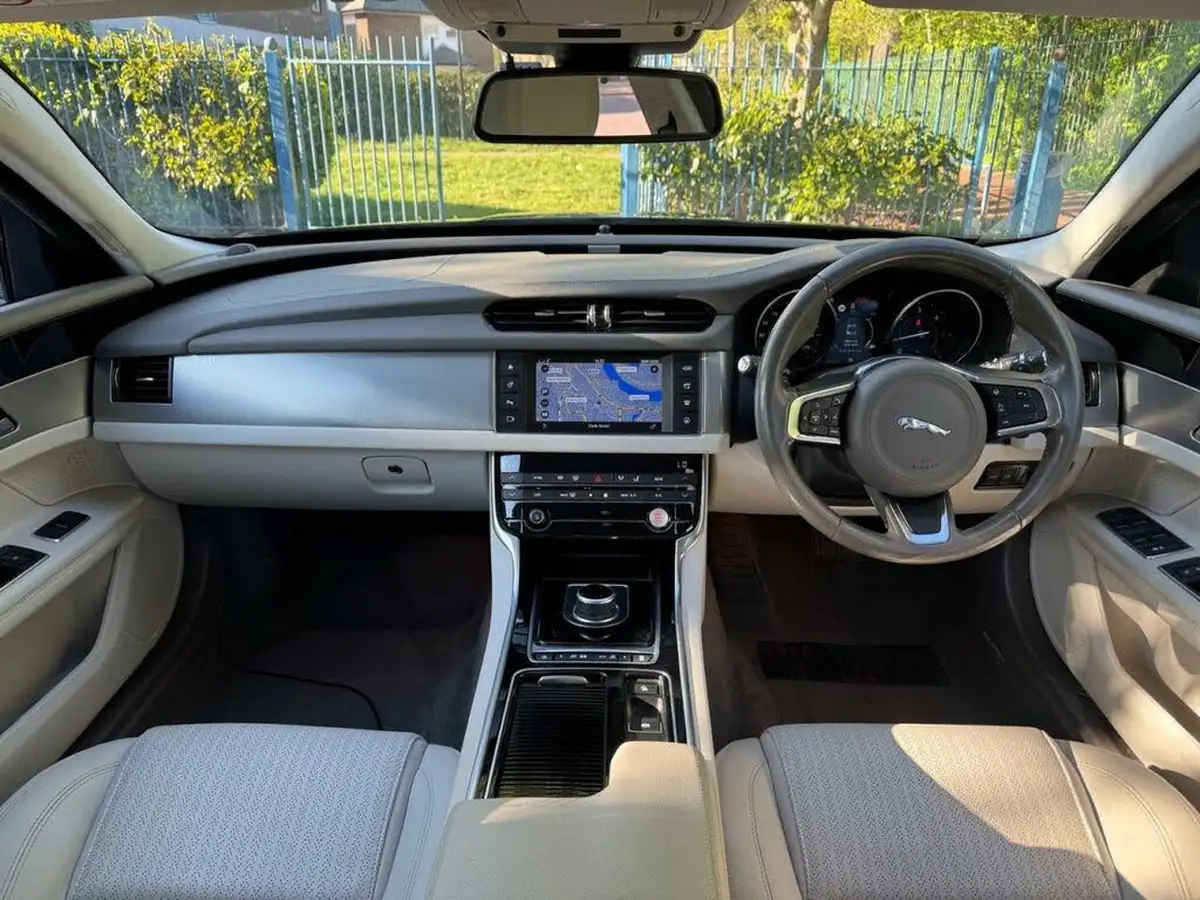 2017-jaguar-xf-20td-prestige-163ps-saloon-4d-1999cc-auto-big-12