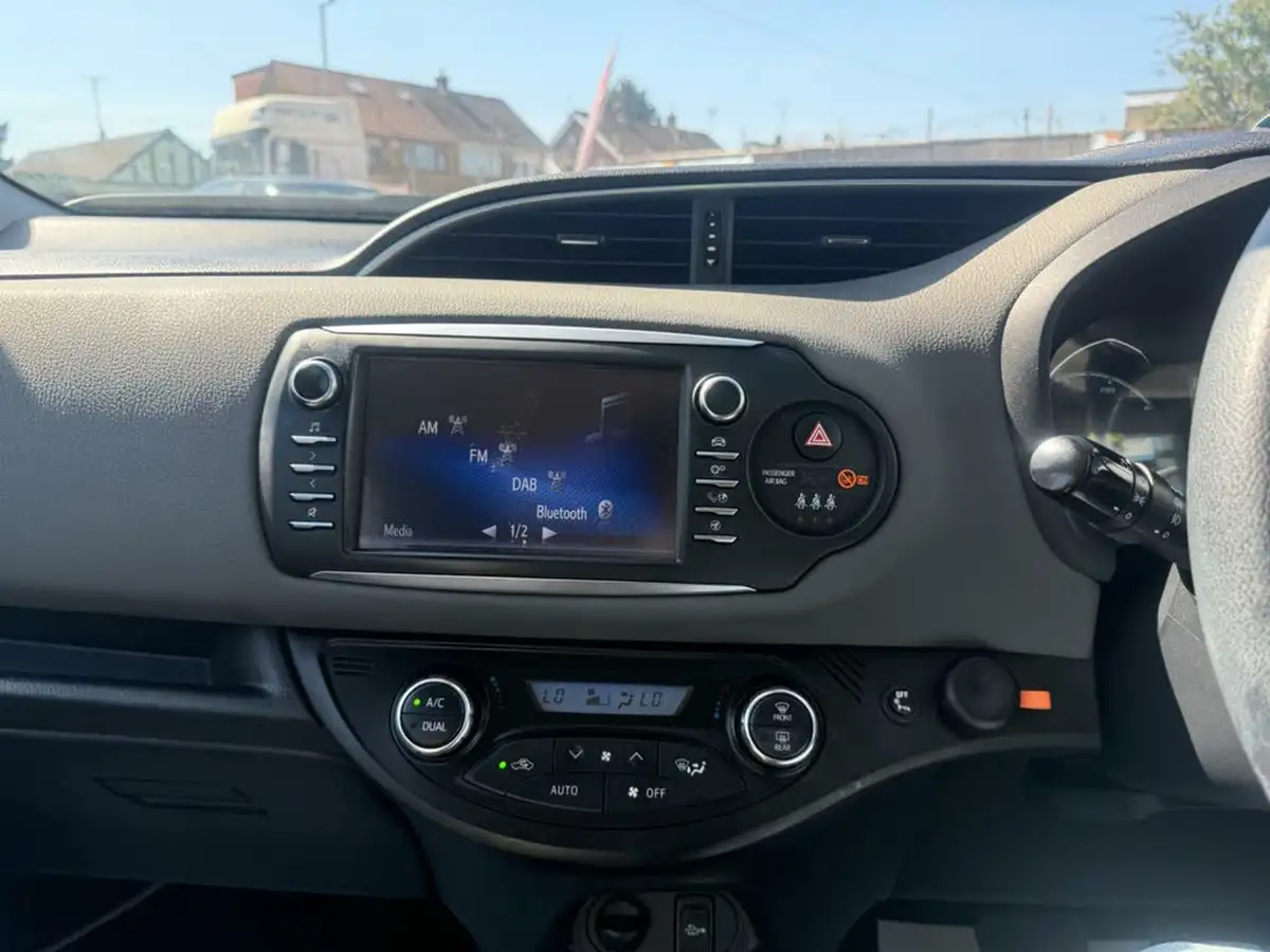 2017-toyota-yaris-15-vvt-i-icon-navi-hybrid-big-41