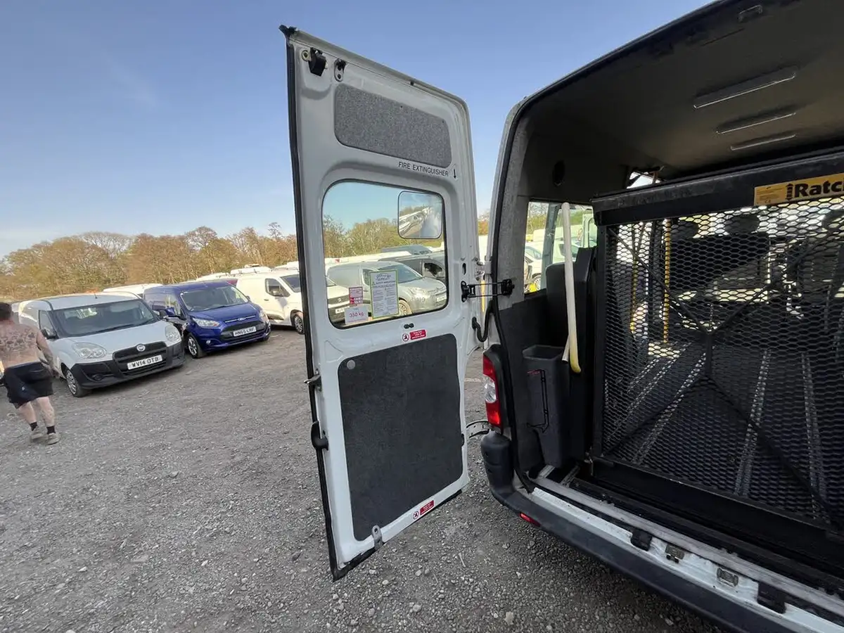 2005-renault-trucks-master-25td-10035-v-l2-h2-big-15