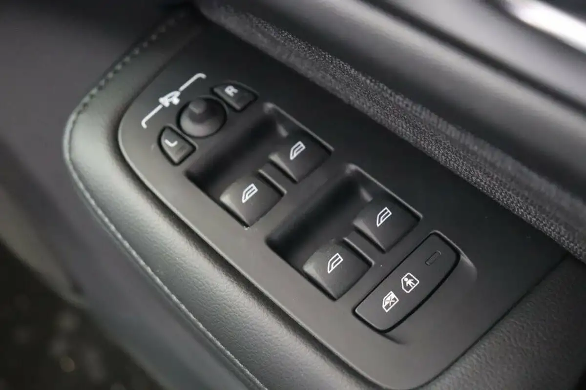 2023-volvo-v60-20-b3-core-big-15
