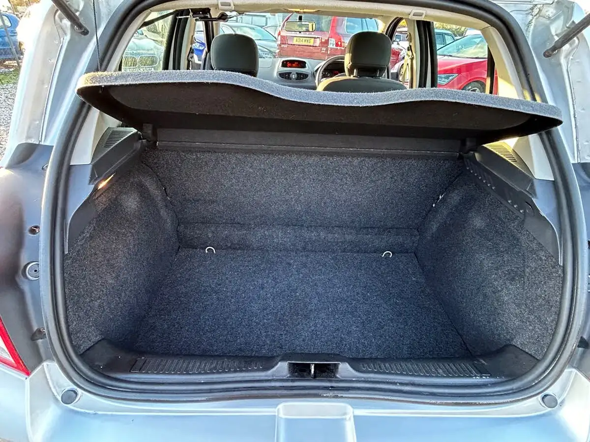2011-renault-clio-12-bizu-16v-hatchback-5d-big-9