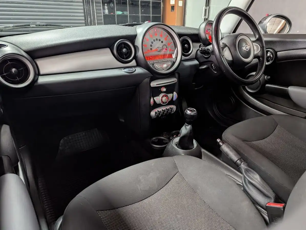2009-mini-cooper-16-cooper-120bhp-hatchback-3d-big-7