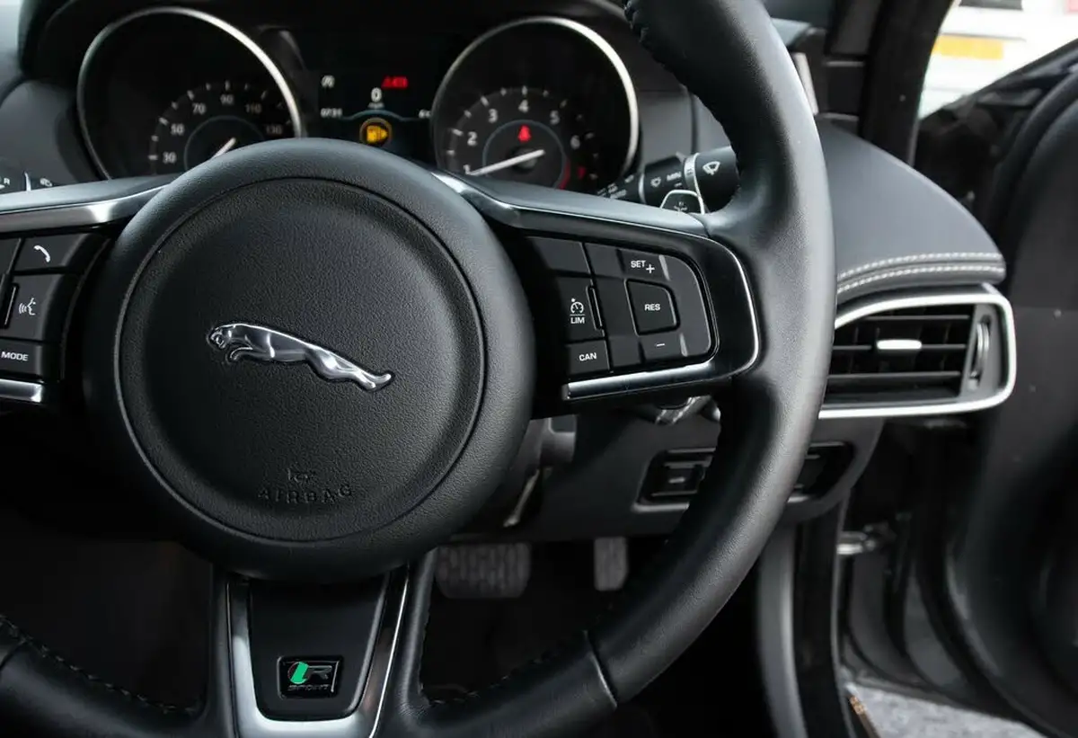 2018-jaguar-xe-20i-r-sport-249ps-awd-1998cc-big-19