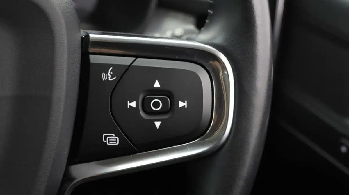 2018-volvo-xc40-20td-d3-momentum-pro-geartronic-big-21