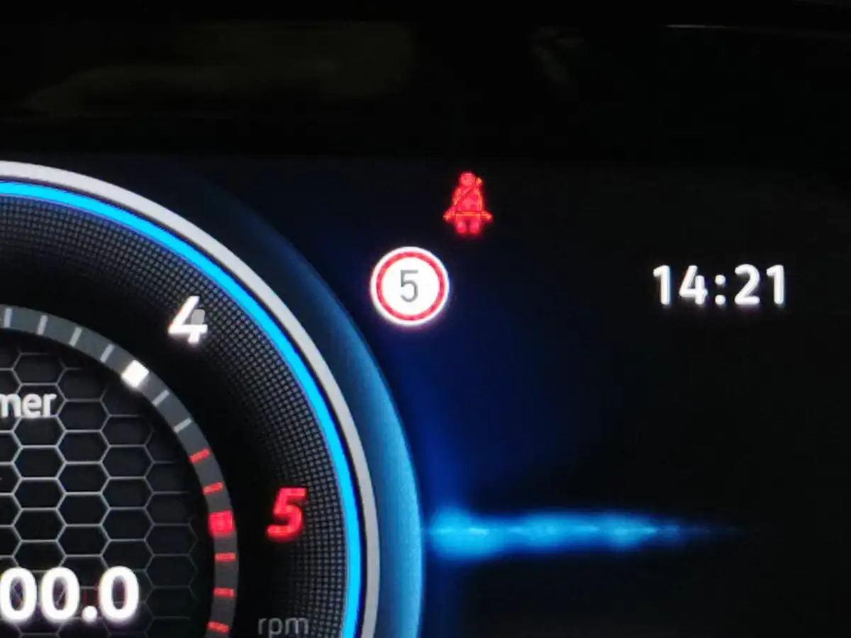 2021-volkswagen-golf-20tdi-gtd-big-21