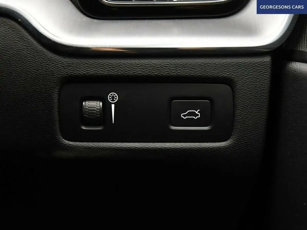 2021-volvo-xc60-20-b5-momentum-big-32
