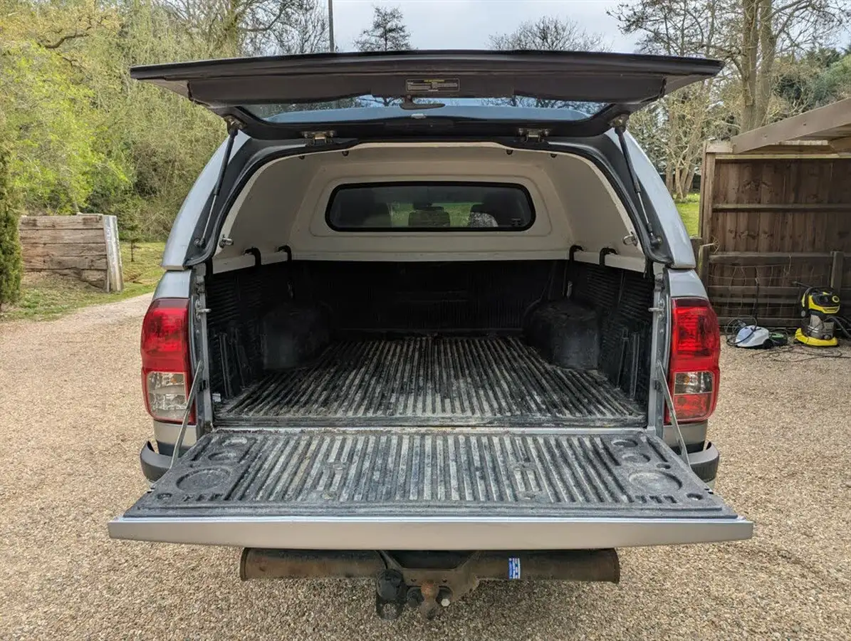 2017-toyota-hi-lux-24d-invincible-auto-big-36