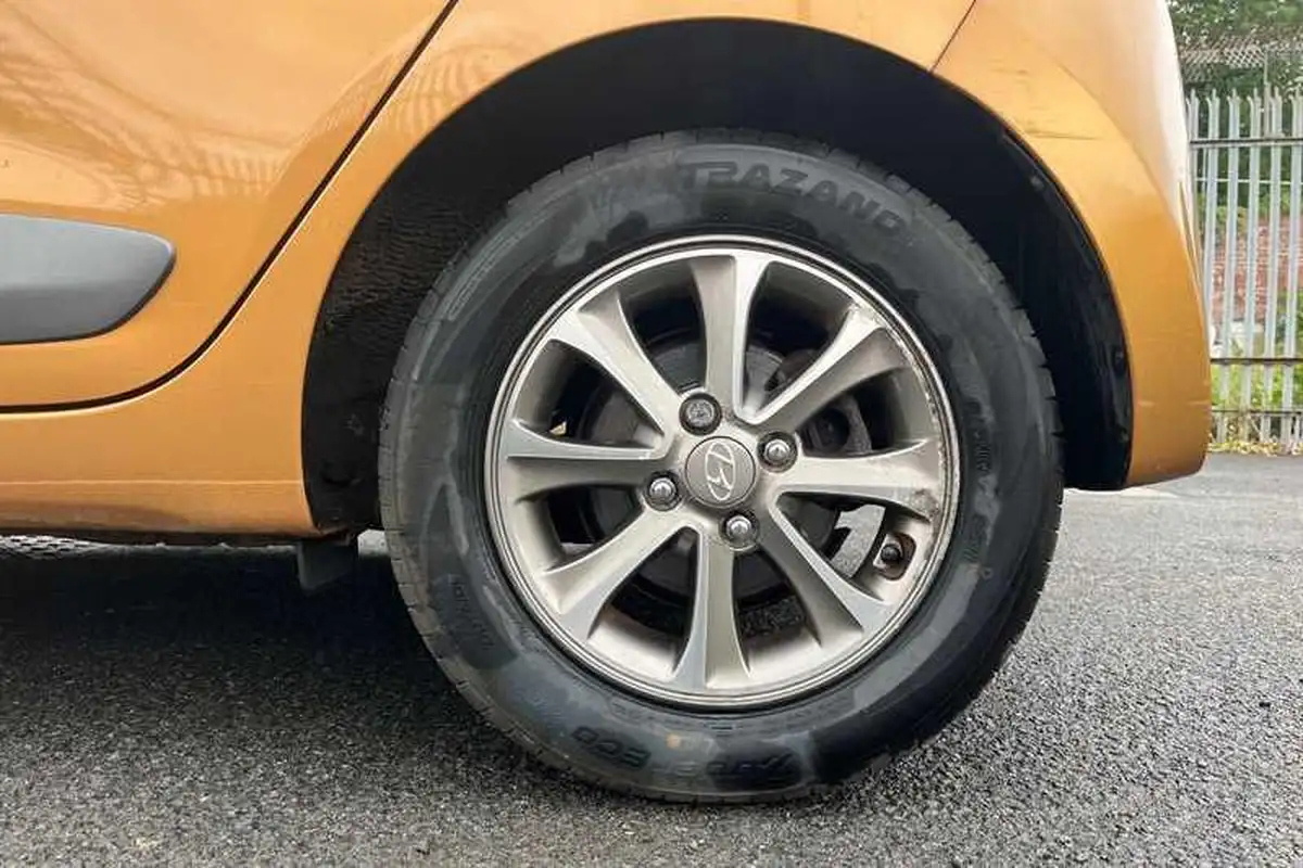 2014-hyundai-i10-10-premium-big-10