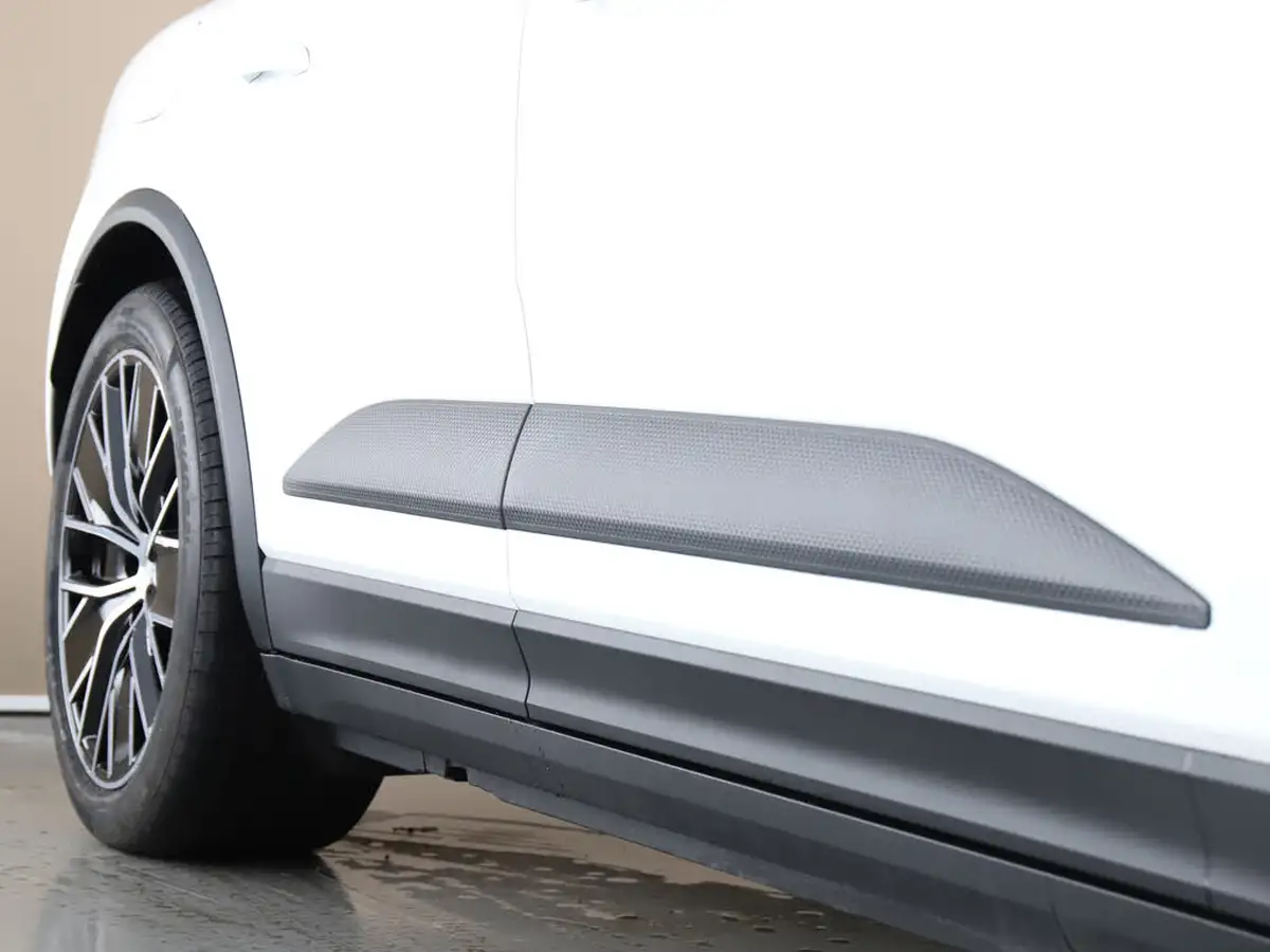 2025-porsche-macan-e-4s-electric-big-40