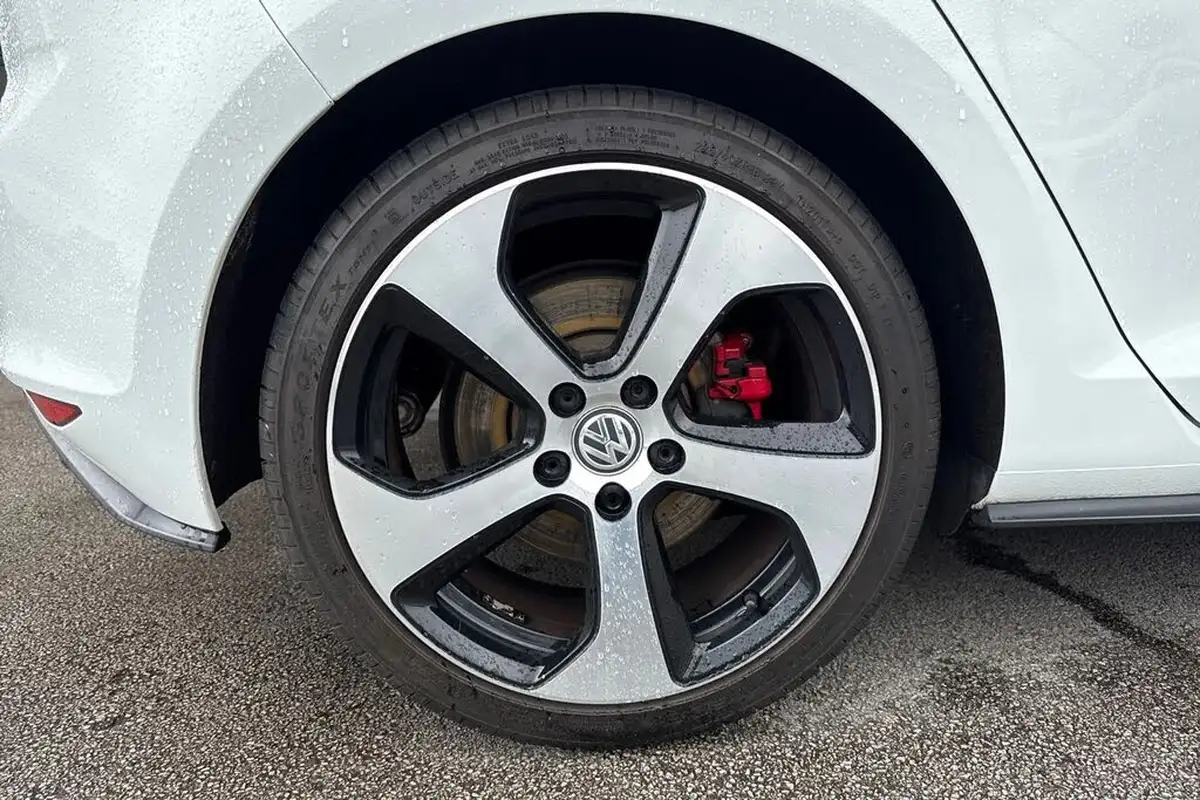 2016-volkswagen-golf-20-tsi-gti-220ps-hatchback-5d-dsg-big-10