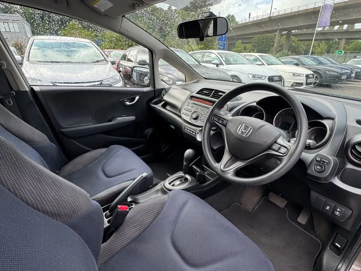 2011-honda-jazz-14-es-cvt-big-12