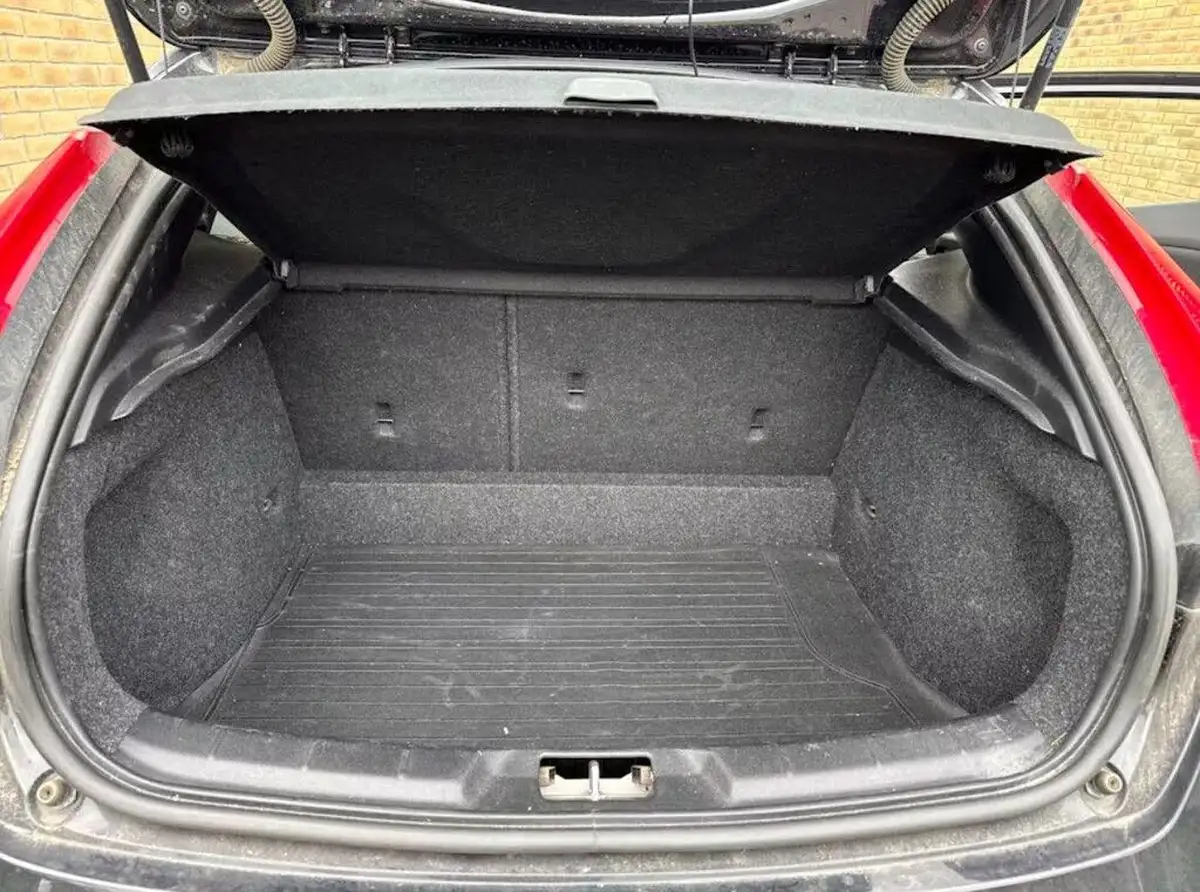2016-volvo-v40-15-t2-momentum-big-7