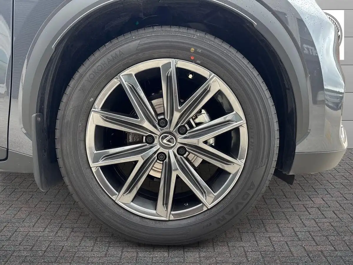 2025-lexus-lbx-15-premium-plus-big-8