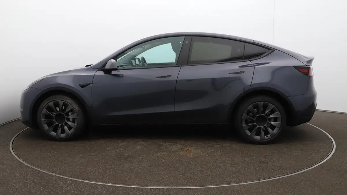 2022-tesla-model-y-e-long-range-big-66