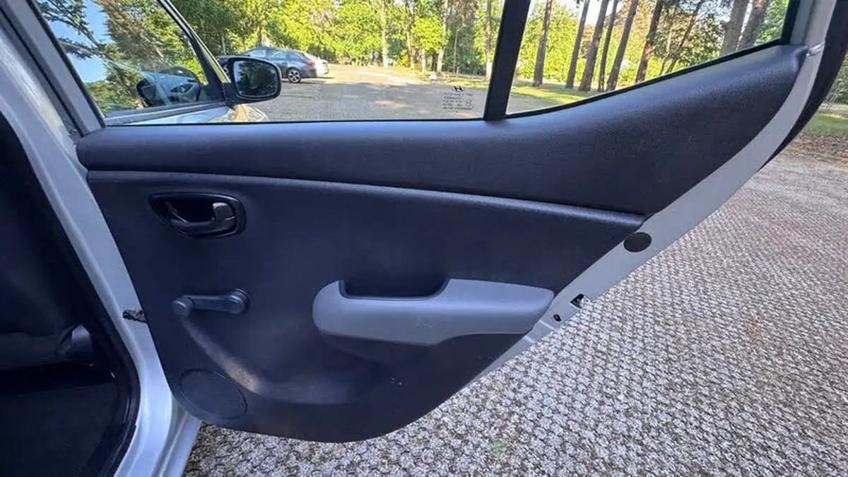2010-hyundai-i10-12-classic-big-27