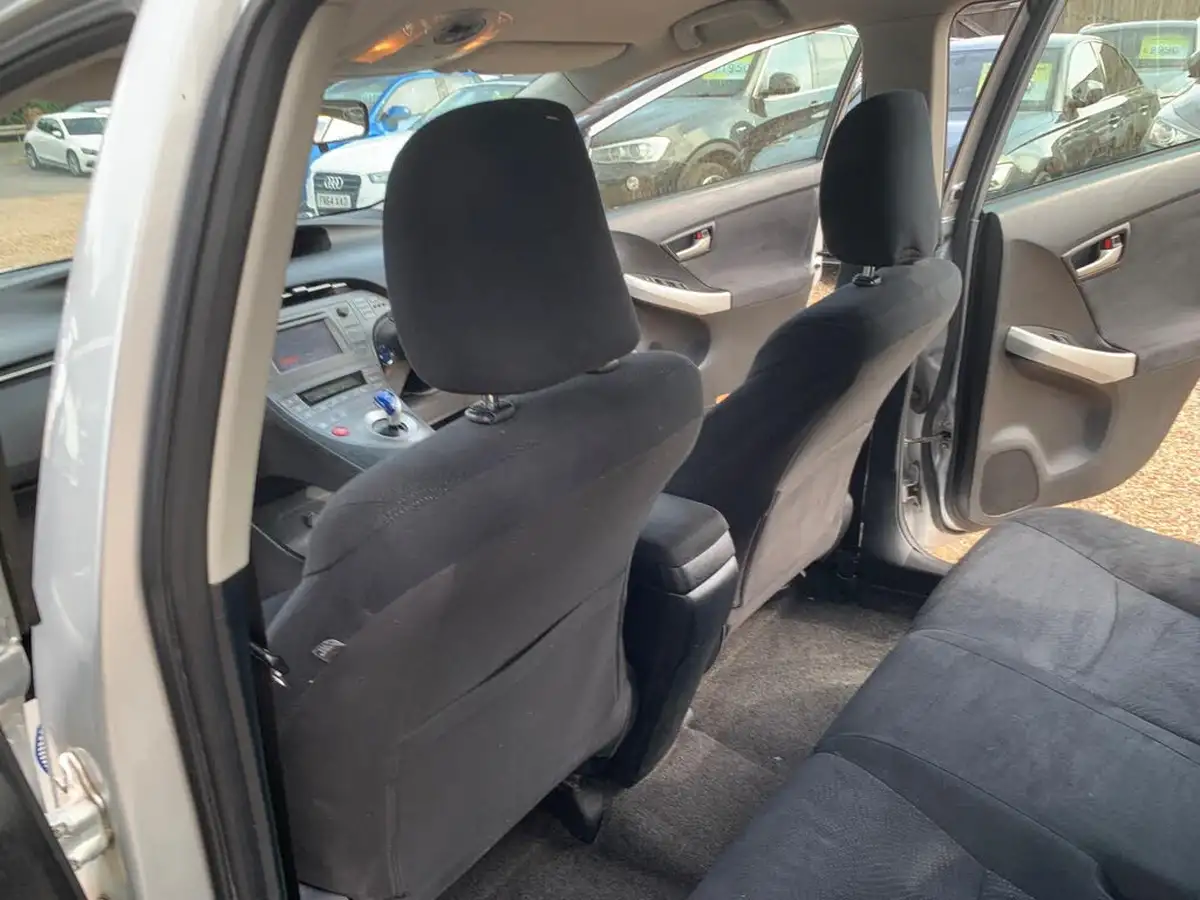 2012-toyota-prius-18-vvt-i-t3-1798cc-big-32