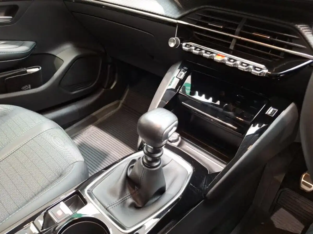 2023-peugeot-208-12-puretech-allure-premium-100ps-big-13