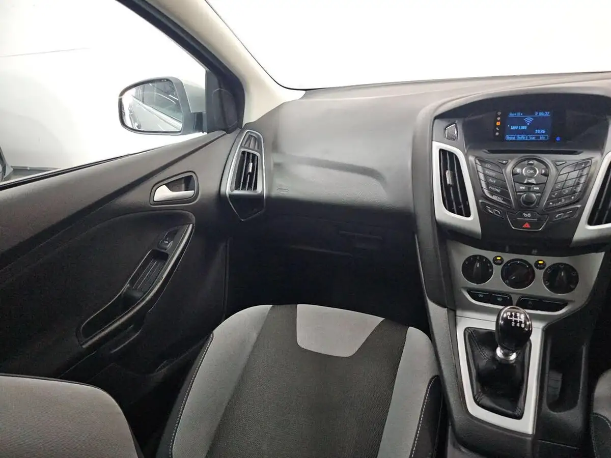2012-ford-focus-10-zetec-125ps-hatchback-big-24