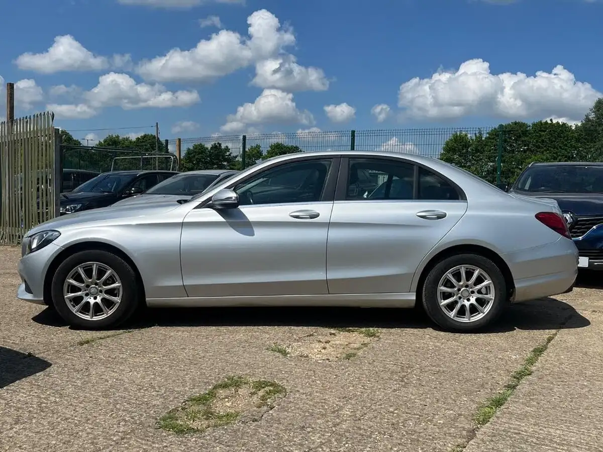2016-mercedes-benz-c-class-21d-c220d-se-ss-saloon-4d-big-4