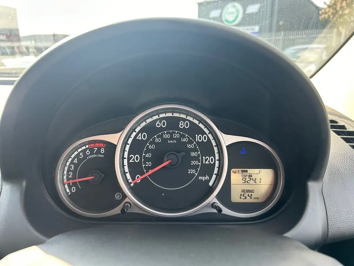 2011-mazda-mazda2-13-tamura-5d-big-11