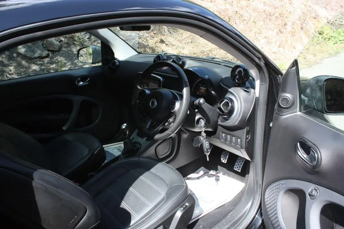 2016-smart-fortwo-09-edition-black-big-8