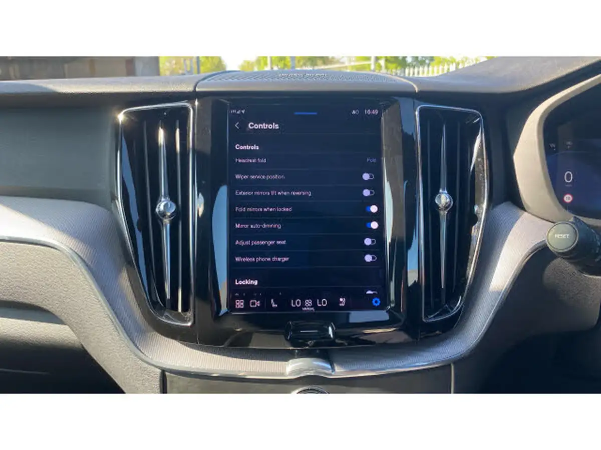 2022-volvo-xc60-20-b5-r-design-awd-big-34