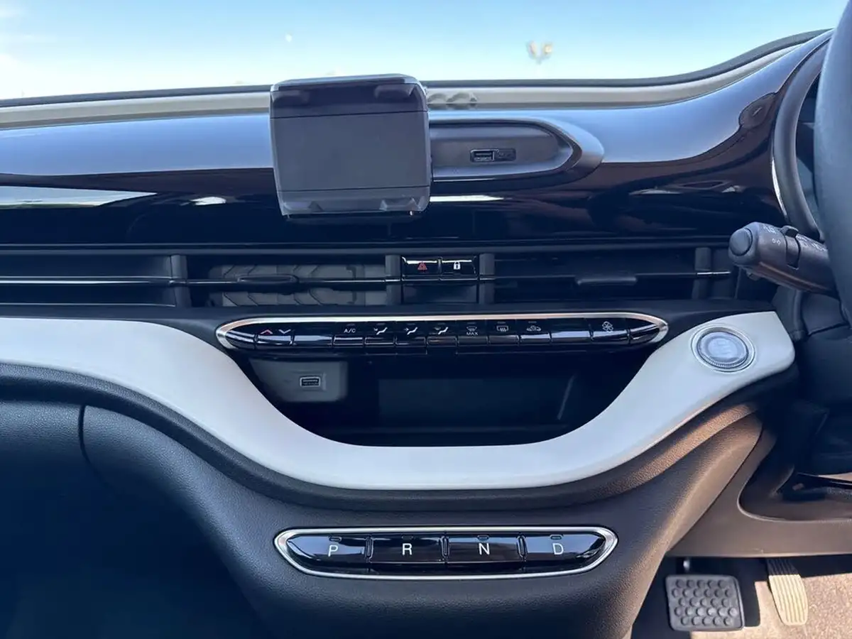 2022-fiat-500-e-action-big-12