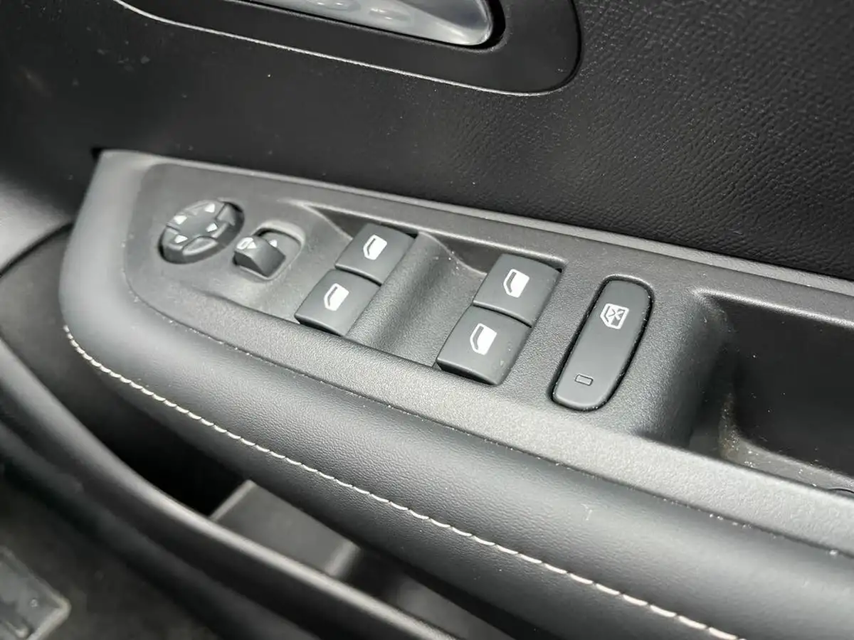 2024-peugeot-208-e-e-style-big-21
