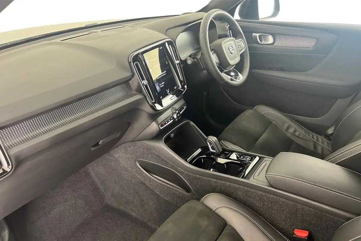 2022-volvo-xc40-15-t3-r-design-auto-big-1
