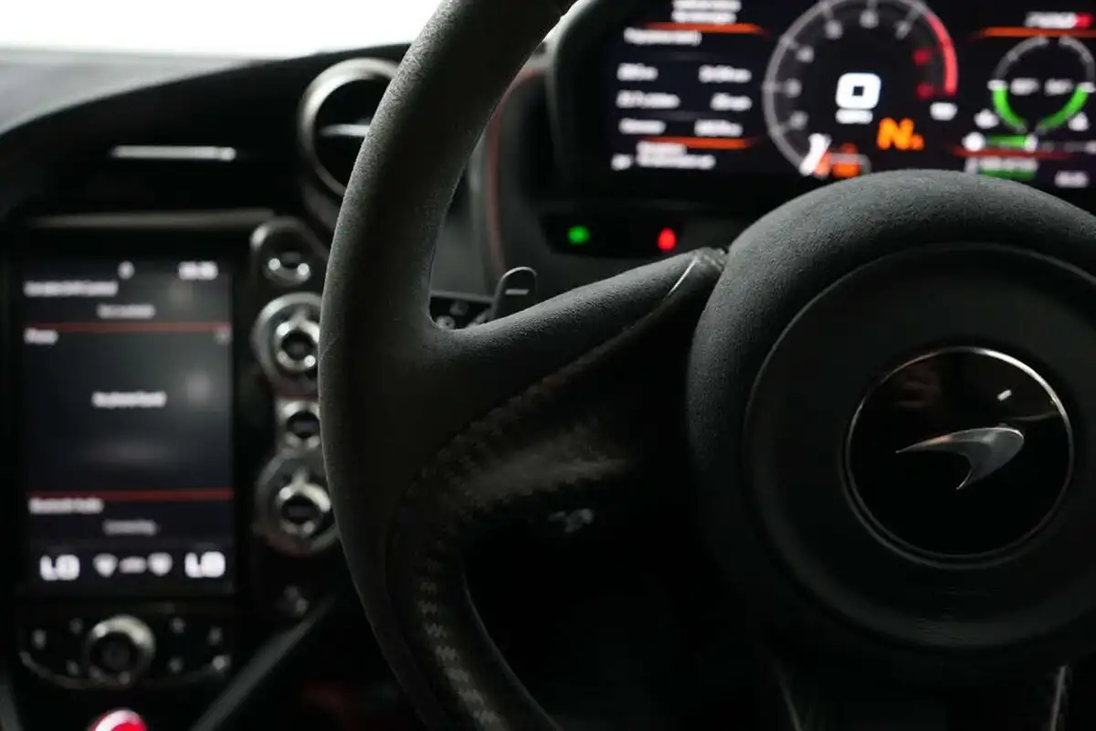 2019-mclaren-720s-40-luxury-big-38