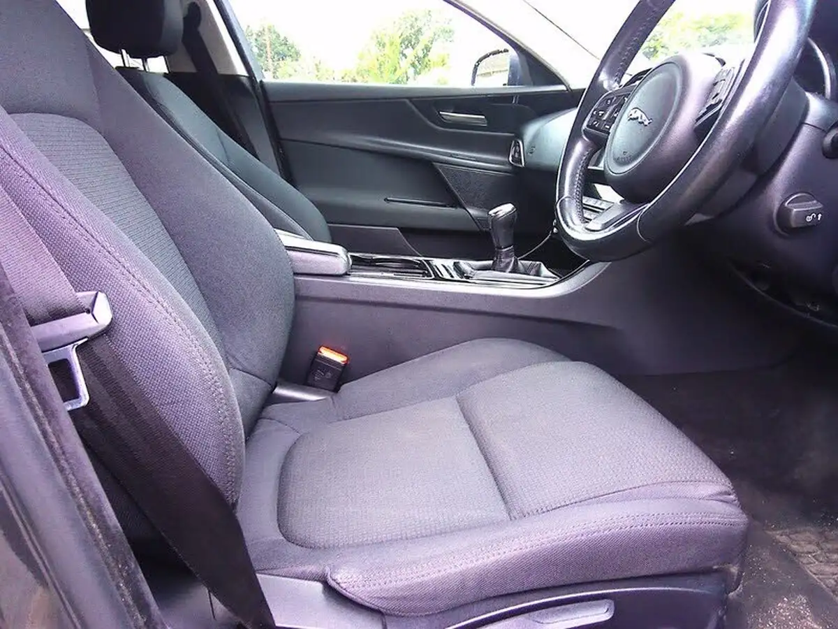 2016-jaguar-xe-20d-se-180ps-big-9