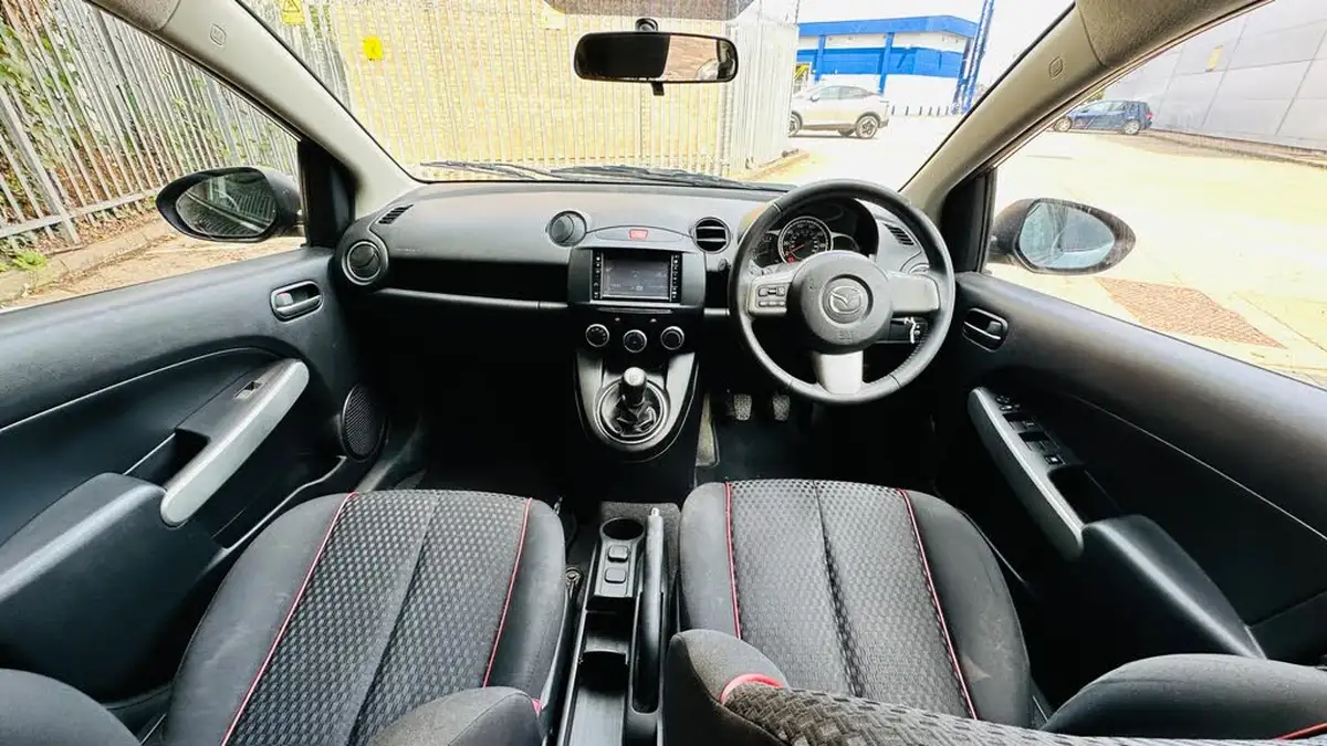 2012-mazda-mazda2-13-venture-big-33