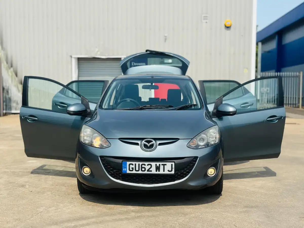 2012-mazda-mazda2-13-venture-big-9