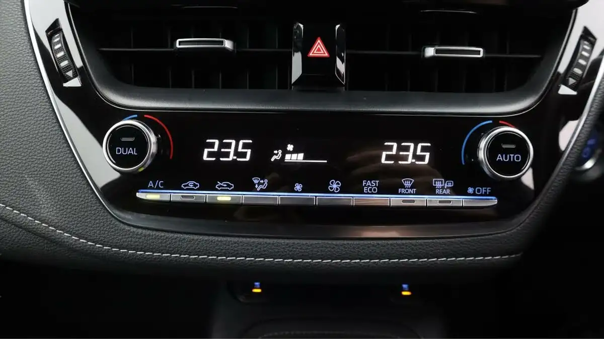 2022-toyota-corolla-20-vvt-i-design-181bhp-spare-wheel-hatchback-big-12