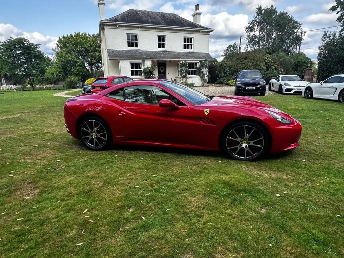 2010-ferrari-california-43-big-15