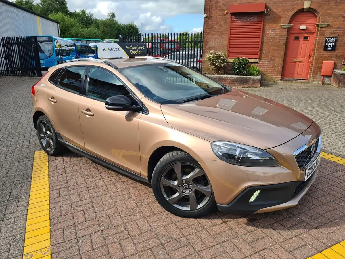 2013-volvo-v40-16td-d2-cross-country-lux-powershift-big-0