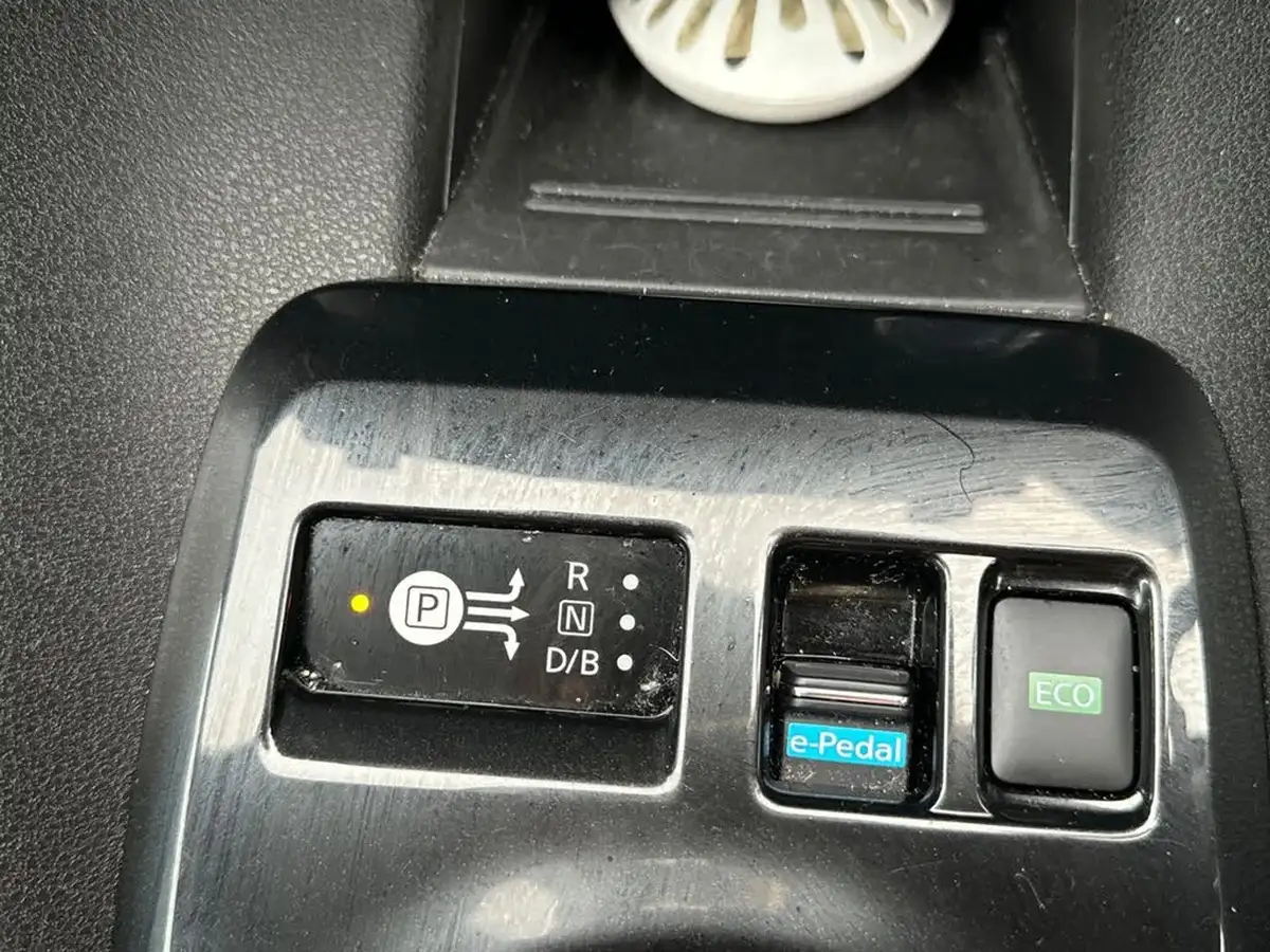 2024-nissan-leaf-e-tekna-39kwh-big-28