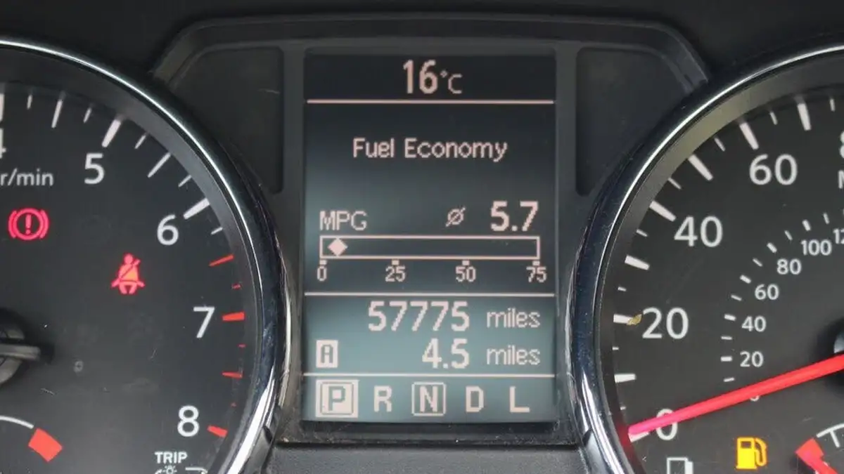 2013-nissan-qashqai-16-360-cvt-big-15